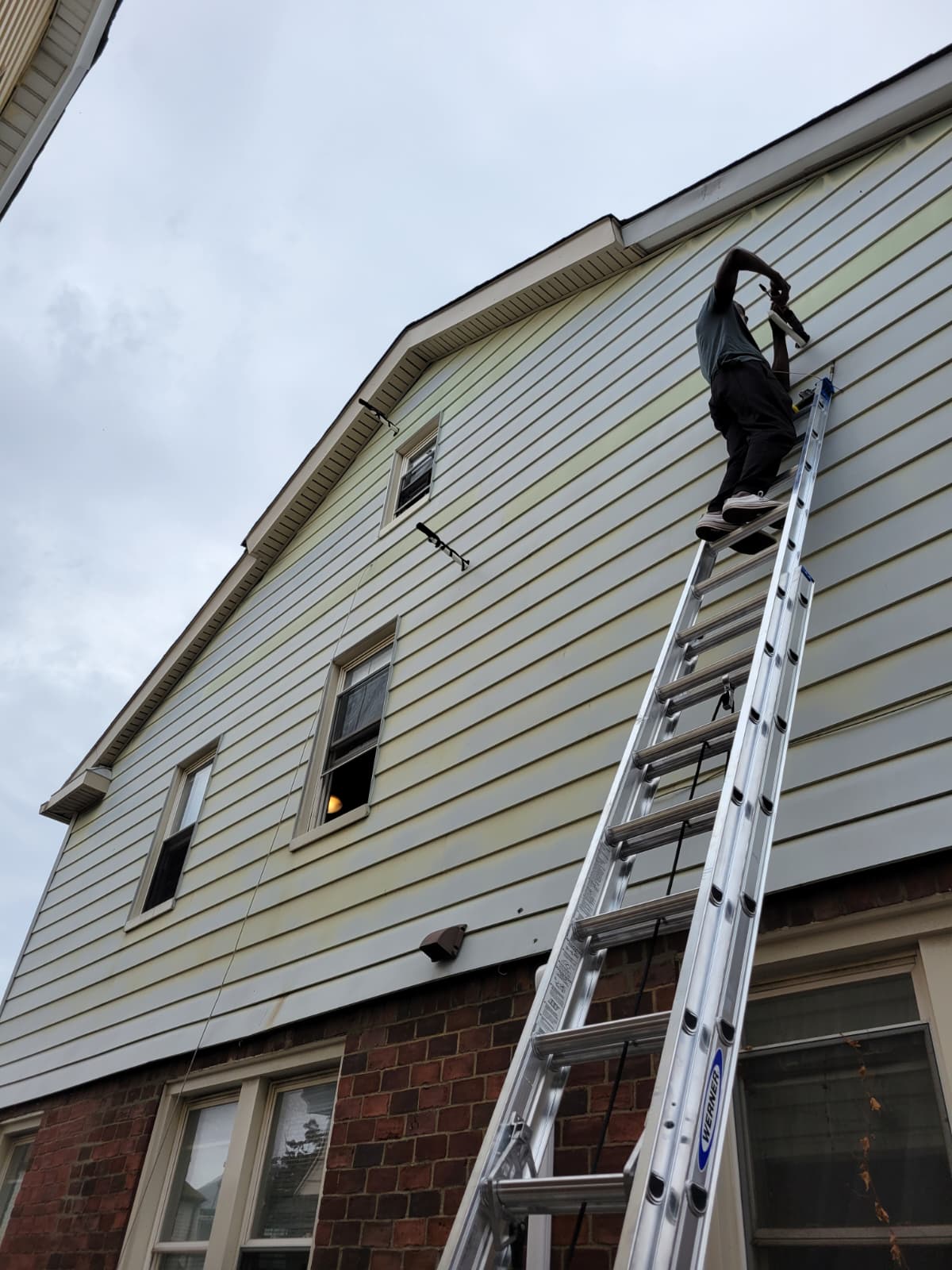 Line set + condenser bracket on facade