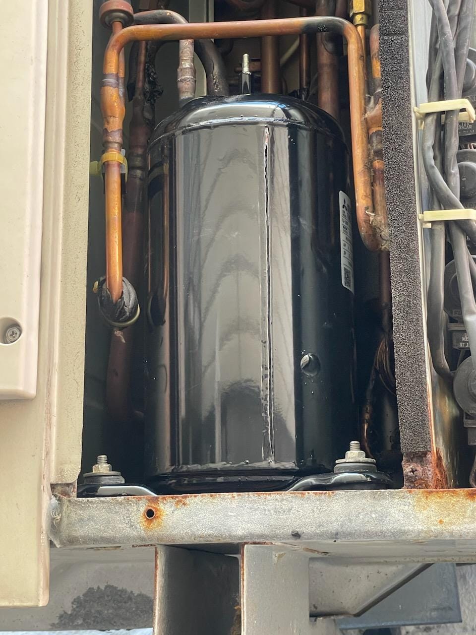 New Mitsubishi scroll compressor with copper refrigerant lines